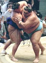 Musashimaru breezes through on 1st day of Nagoya sumo